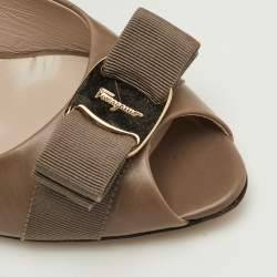 Pre Owned Salvatore Ferragamo Vara Bow Size 37.5 Brown Leather Vara Bow Peep Toe Pumps