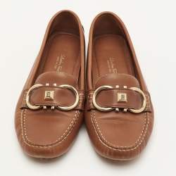 مملوكة مسبقًا Salvatore Ferragamo Gancini Size 39 Brown Leather Slip On Loafers
