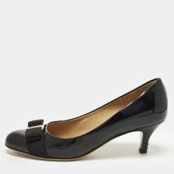 مملوكة مسبقًا Salvatore Ferragamo Size 37.5 Black Patent Leather Vara Bow Pumps