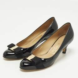 مملوكة مسبقًا Salvatore Ferragamo Size 37.5 Black Patent Leather Vara Bow Pumps