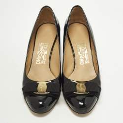مملوكة مسبقًا Salvatore Ferragamo Size 37.5 Black Patent Leather Vara Bow Pumps