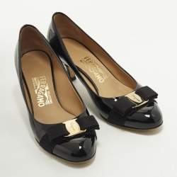 مملوكة مسبقًا Salvatore Ferragamo Size 37.5 Black Patent Leather Vara Bow Pumps