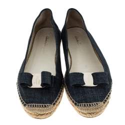 مملوكة مسبقًا Salvatore Ferragamo Blue Printed Suede Mandy Vara Bow Espadrille Flats Size 38.5
