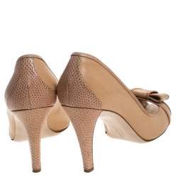 Pre Owned Salvatore Ferragamo Beige Lizard and Leather Bow Peep Toe Pumps Size 40.5