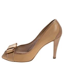 Pre Owned Salvatore Ferragamo Beige Lizard and Leather Bow Peep Toe Pumps Size 40.5
