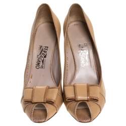 Pre Owned Salvatore Ferragamo Beige Lizard and Leather Bow Peep Toe Pumps Size 40.5