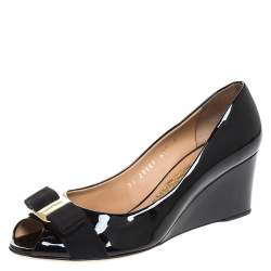 Pre Owned Salvatore Ferragamo Black Patent Leather Sissi Bow Peep Toe Wedge Pumps Size 38.5