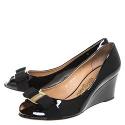 Pre Owned Salvatore Ferragamo Black Patent Leather Sissi Bow Peep Toe Wedge Pumps Size 38.5