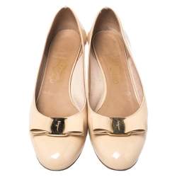 Pre Owned Salvatore Ferragamo Beige Patent Leather Vara Bow Pumps Size 40