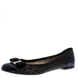 مملوكة مسبقًا Salvatore Ferragamo Black Lazer Cut Patent Leather Vara Bow Flats Size 40