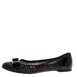 مملوكة مسبقًا Salvatore Ferragamo Black Lazer Cut Patent Leather Vara Bow Flats Size 40