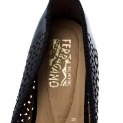 مملوكة مسبقًا Salvatore Ferragamo Black Lazer Cut Patent Leather Vara Bow Flats Size 40