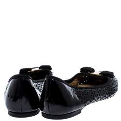 مملوكة مسبقًا Salvatore Ferragamo Black Lazer Cut Patent Leather Vara Bow Flats Size 40