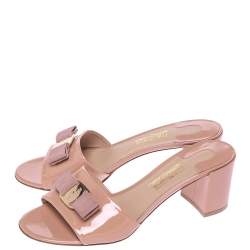 مملوكة مسبقًا صندل سلايد سالفاتوري فيراغامو فيونكة فارا أوال جلد لامع بيج مقاس 39