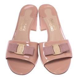 مملوكة مسبقًا صندل سلايد سالفاتوري فيراغامو فيونكة فارا أوال جلد لامع بيج مقاس 39