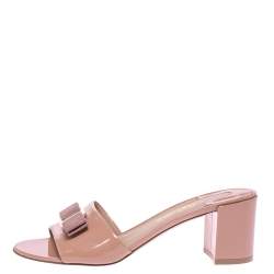 مملوكة مسبقًا صندل سلايد سالفاتوري فيراغامو فيونكة فارا أوال جلد لامع بيج مقاس 39