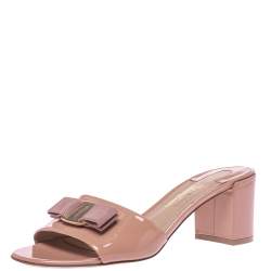 مملوكة مسبقًا صندل سلايد سالفاتوري فيراغامو فيونكة فارا أوال جلد لامع بيج مقاس 39