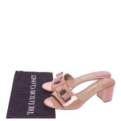 مملوكة مسبقًا صندل سلايد سالفاتوري فيراغامو فيونكة فارا أوال جلد لامع بيج مقاس 39