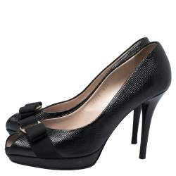 مملوكة مسبقًا Salvatore Ferragamo Black Lizard Embossed Leather Peep Toe Pumps Size 39.5