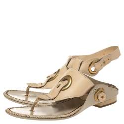 Pre Owned صندل بإصبع سالفاتورى فيراغامو فلات سيور كاحل جلد أبيض كريمى مقاس 38.5