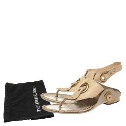 Pre Owned صندل بإصبع سالفاتورى فيراغامو فلات سيور كاحل جلد أبيض كريمى مقاس 38.5