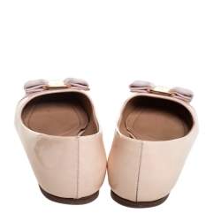 مملوكة مسبقًا Salvatore Ferragamo Nude Pink Patent Leather Vara Bow Flats Size 37