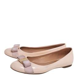 مملوكة مسبقًا Salvatore Ferragamo Nude Pink Patent Leather Vara Bow Flats Size 37