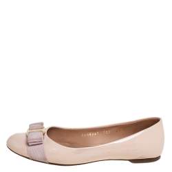مملوكة مسبقًا Salvatore Ferragamo Nude Pink Patent Leather Vara Bow Flats Size 37