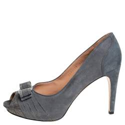 مملوكة مسبقًا حذاء كعب عالي سالفاتوري فيراغامو سويدي رصاصي وجلد نوبوك بفيونكة مقدمة مفتوحة مقاس 39.5