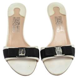 Pre Owned صندل سلايد سالفاتوري فيراغامو فارا جلد أبيض بفيونكة مقاس 39.5