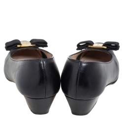 مملوكة مسبقًا Salvatore Ferragamo Black Leather Vara Bow Pumps Size 35.5