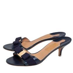 Pre Owned صندل سلايد سالفاتوري فيراغامو فيونكة فارا جلد أزرق مقاس 40