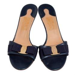 Pre Owned صندل سلايد سالفاتوري فيراغامو فيونكة فارا جلد أزرق مقاس 40