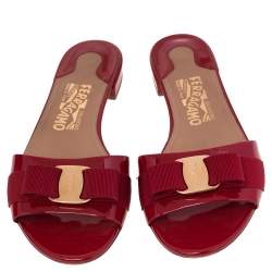 مملوكة مسبقًا Salvatore Ferragamo Red Patent Leather Gil Flat Slide Sandals Size 38