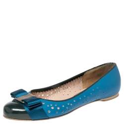 مملوكة مسبقًا حذاء باليرينا فلات سالفاتوري فيراغامو فيونكة جلد لامع وجلد أخضر/ أزرق مقاس 35.5