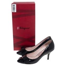 مملوكة مسبقًا Salvatore Ferragamo Black Patent Leather Vara Bow Pumps Size 37