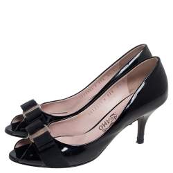 مملوكة مسبقًا Salvatore Ferragamo Black Patent Leather Vara Bow Pumps Size 37