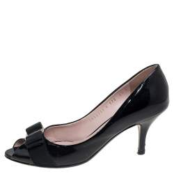 مملوكة مسبقًا Salvatore Ferragamo Black Patent Leather Vara Bow Pumps Size 37