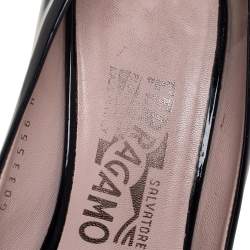 مملوكة مسبقًا Salvatore Ferragamo Black Patent Leather Vara Bow Pumps Size 37