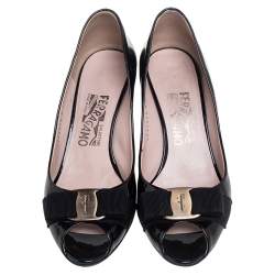 مملوكة مسبقًا Salvatore Ferragamo Black Patent Leather Vara Bow Pumps Size 37