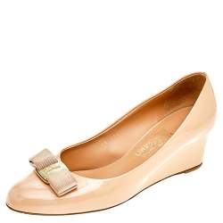 Pre Owned Salvatore Ferragamo Beige Patent Leather Vara Bow Wedge Pumps Size 38.5