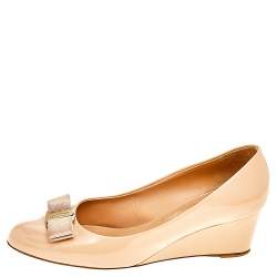 Pre Owned Salvatore Ferragamo Beige Patent Leather Vara Bow Wedge Pumps Size 38.5