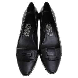 Pre Owned Salvatore Ferragamo Black Leather Metal Logo Pumps Size 38.5