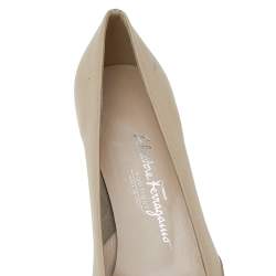 Pre Owned Salvatore Ferragamo Beige Leather And Patent Leather Pumps Size 38.5