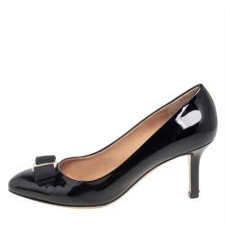 مملوكة مسبقًا حذاء كعب عالي سالفاتوري فيراغامو جلد لامع أسود مزين فيونكة فارا مقاس 38