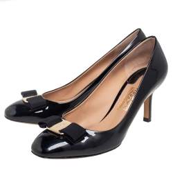 مملوكة مسبقًا حذاء كعب عالي سالفاتوري فيراغامو جلد لامع أسود مزين فيونكة فارا مقاس 38