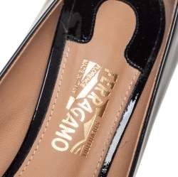 مملوكة مسبقًا حذاء كعب عالي سالفاتوري فيراغامو جلد لامع أسود مزين فيونكة فارا مقاس 38