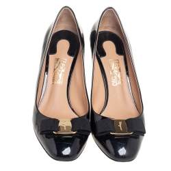 مملوكة مسبقًا حذاء كعب عالي سالفاتوري فيراغامو جلد لامع أسود مزين فيونكة فارا مقاس 38