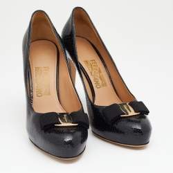 Pre Owned Salvatore Ferragamo Black Crinkled Leather Vara Bow Pumps Size 39