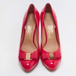 مملوكة مسبقًا Salvatore Ferragamo Red Patent Leather Vara Bow Pumps Size 39
